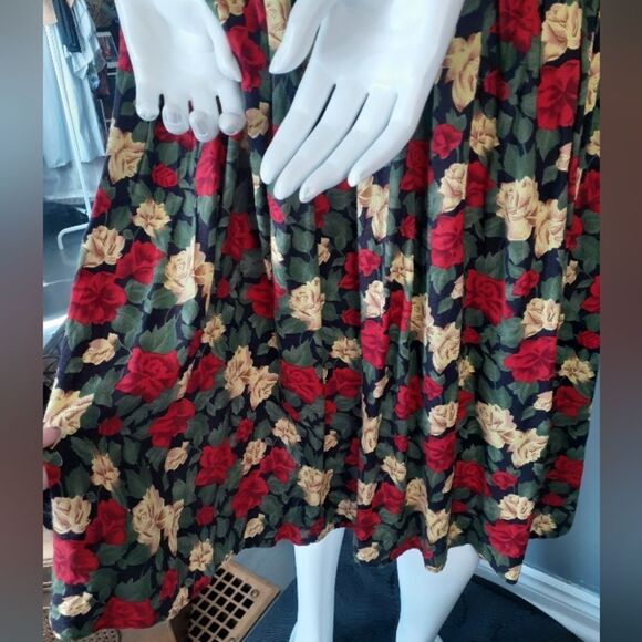 Vintage Dark Floral Button-Down Dress - Picture 2 of 16